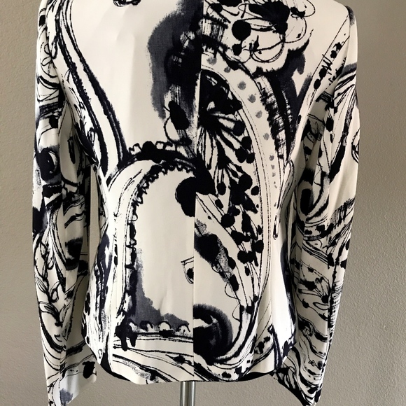 ESCADA - Picture 6 of 8